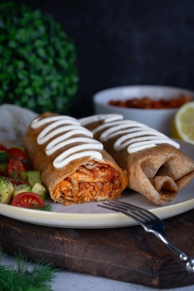 Zdjęcie - Tortilla z szarpanym indykiem (chimichanga) - Przepisy kulinarne ze zdjęciami