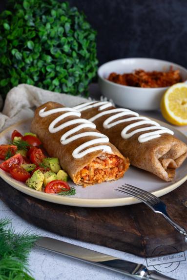 Zdjęcie - Tortilla z szarpanym indykiem (chimichanga) - Przepisy kulinarne ze zdjęciami