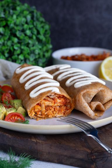 Zdjęcie - Tortilla z szarpanym indykiem (chimichanga) - Przepisy kulinarne ze zdjęciami