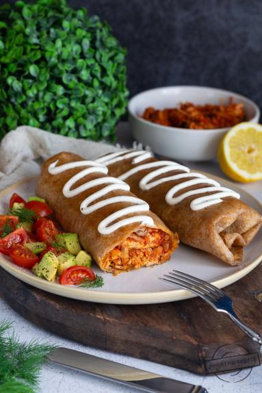 Zdjęcie - Tortilla z szarpanym indykiem (chimichanga) - Przepisy kulinarne ze zdjęciami