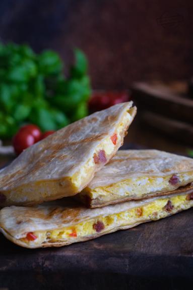 Zdjęcie - Quesadilla z jajecznicą - Przepisy kulinarne ze zdjęciami