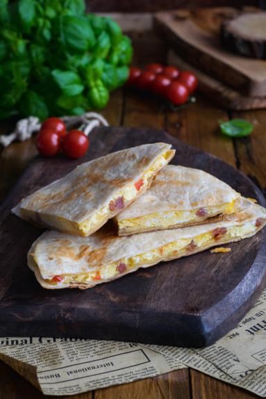 Zdjęcie - Quesadilla z jajecznicą - Przepisy kulinarne ze zdjęciami