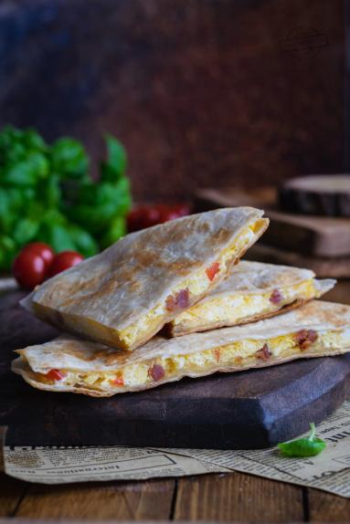 Zdjęcie - Quesadilla z jajecznicą - Przepisy kulinarne ze zdjęciami