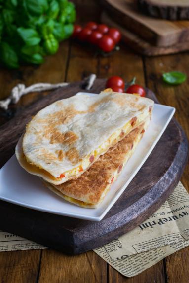 Zdjęcie - Quesadilla z jajecznicą - Przepisy kulinarne ze zdjęciami