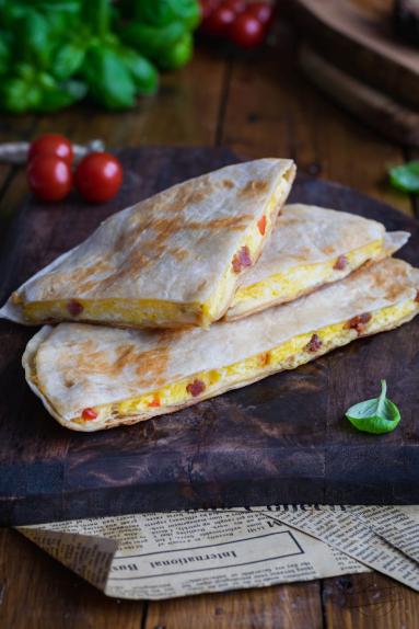 Zdjęcie - Quesadilla z jajecznicą - Przepisy kulinarne ze zdjęciami