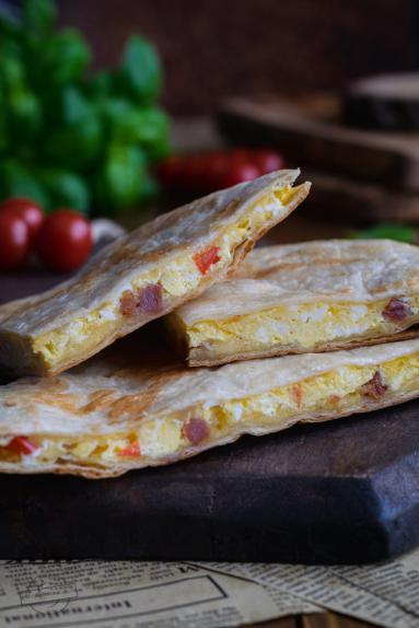 Zdjęcie - Quesadilla z jajecznicą - Przepisy kulinarne ze zdjęciami