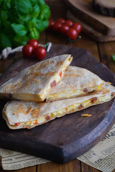 Zdjęcie - Quesadilla z jajecznicą - Przepisy kulinarne ze zdjęciami