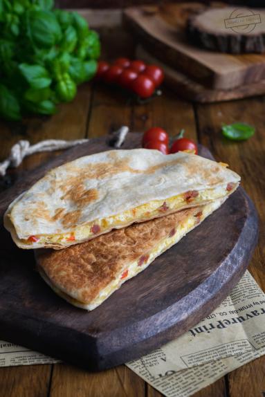 Zdjęcie - Quesadilla z jajecznicą - Przepisy kulinarne ze zdjęciami