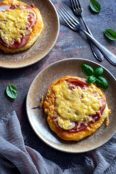 Zdjęcie - Twarogowa mini pizza - Przepisy kulinarne ze zdjęciami