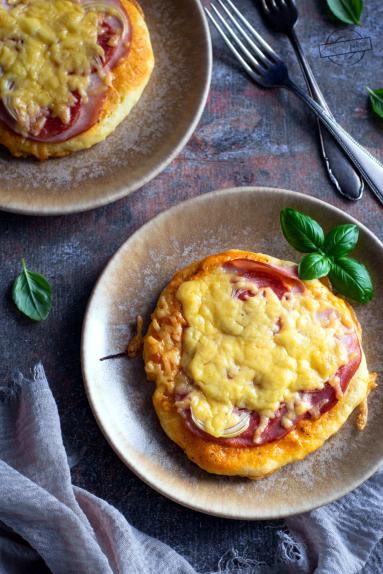 Zdjęcie - Twarogowa mini pizza - Przepisy kulinarne ze zdjęciami