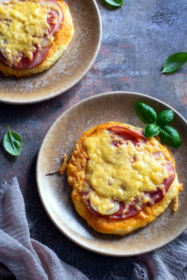 Zdjęcie - Twarogowa mini pizza - Przepisy kulinarne ze zdjęciami