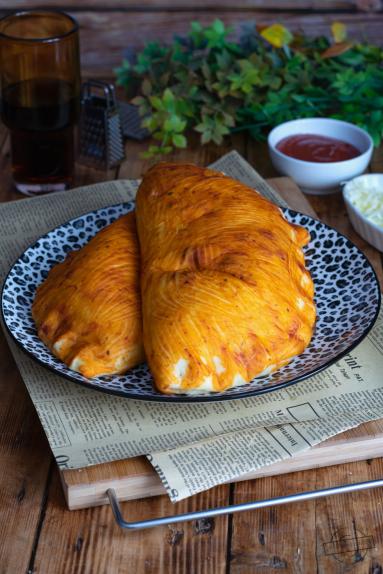 Zdjęcie - Calzone z szynką i serem - Przepisy kulinarne ze zdjęciami