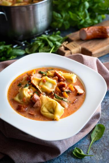 Zdjęcie - Zupa z kiełbasą i tortellini serowym - Przepisy kulinarne ze zdjęciami