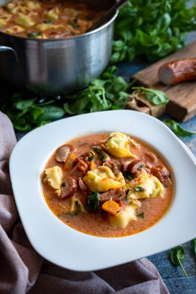 Zdjęcie - Zupa z kiełbasą i tortellini serowym - Przepisy kulinarne ze zdjęciami