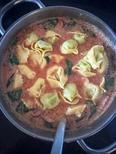 Zdjęcie - Zupa z kiełbasą i tortellini serowym - Przepisy kulinarne ze zdjęciami