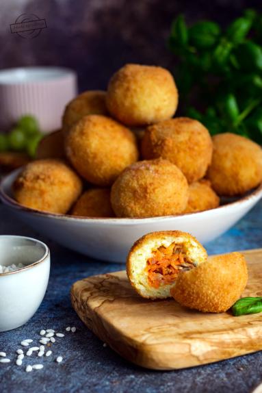 Zdjęcie - Arancini – kulki z ryżu z mięsnym nadzieniem - Przepisy kulinarne ze zdjęciami