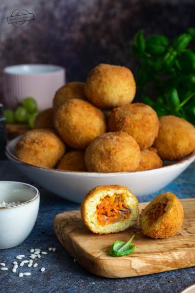 Zdjęcie - Arancini – kulki z ryżu z mięsnym nadzieniem - Przepisy kulinarne ze zdjęciami