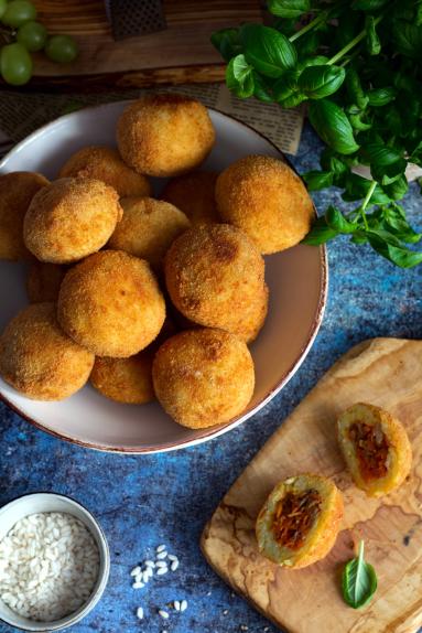 Zdjęcie - Arancini – kulki z ryżu z mięsnym nadzieniem - Przepisy kulinarne ze zdjęciami