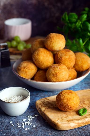 Zdjęcie - Arancini – kulki z ryżu z mięsnym nadzieniem - Przepisy kulinarne ze zdjęciami