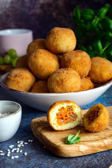 Zdjęcie - Arancini – kulki z ryżu z mięsnym nadzieniem - Przepisy kulinarne ze zdjęciami