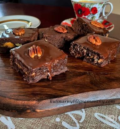 Zdjęcie - Brownie z karmelem i orzechami - Przepisy kulinarne ze zdjęciami