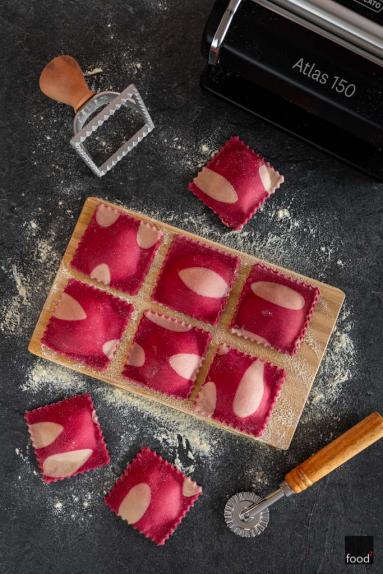 Zdjęcie - Ravioli z burakiem i ricottą podane z pistacjową gremolatą - Przepisy kulinarne ze zdjęciami