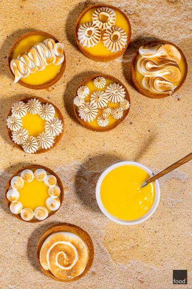 Zdjęcie - Tarteletki z lemon curd z bergamotką i bezą włoską - Przepisy kulinarne ze zdjęciami