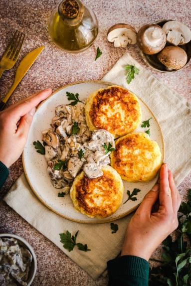 Zdjęcie - Kotlety ziemniaczane z sosem pieczarkowym - Przepisy kulinarne ze zdjęciami