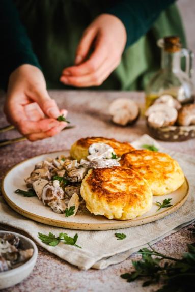 Zdjęcie - Kotlety ziemniaczane z sosem pieczarkowym - Przepisy kulinarne ze zdjęciami