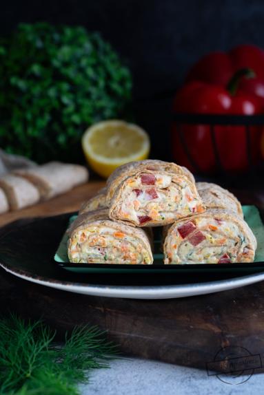 Zdjęcie - Tortilla z fetą, marchewką i papryką - Przepisy kulinarne ze zdjęciami