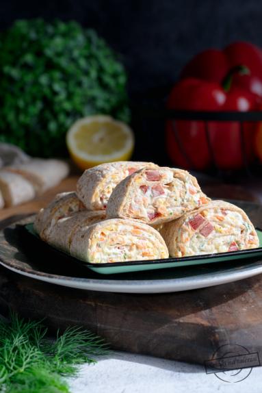 Zdjęcie - Tortilla z fetą, marchewką i papryką - Przepisy kulinarne ze zdjęciami