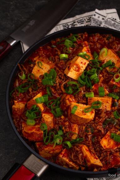 Zdjęcie - Mapo tofu – tofu po syczuańsku w mięsnym sosie - Przepisy kulinarne ze zdjęciami