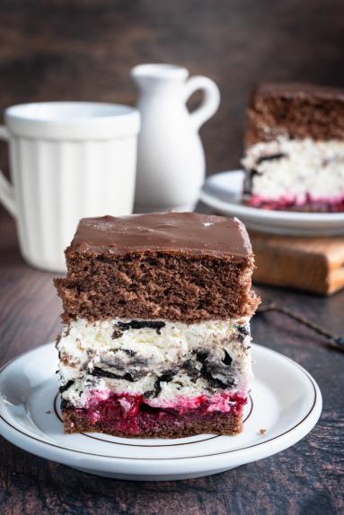 Zdjęcie - Ciasto z wiśnią i oreo - Przepisy kulinarne ze zdjęciami