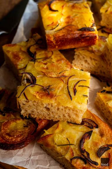 Zdjęcie - Focaccia z ziemniakami i rozmarynem - Przepisy kulinarne ze zdjęciami