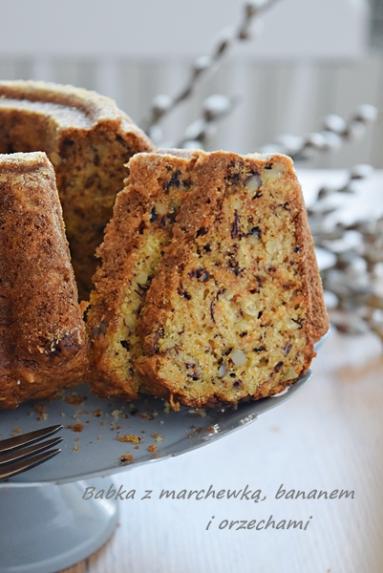 Zdjęcie - Babka bananowa z marchewką i orzechami - Napiecyku - Przepisy kulinarne ze zdjęciami