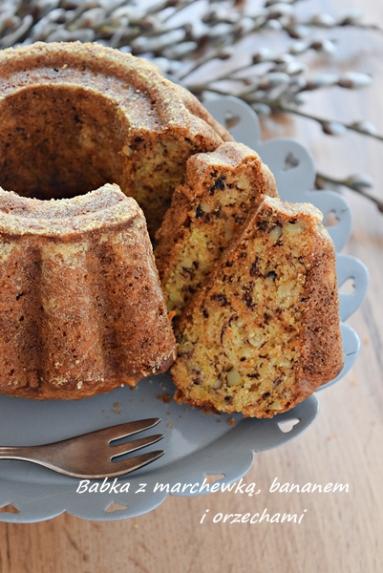 Zdjęcie - Babka bananowa z marchewką i orzechami - Napiecyku - Przepisy kulinarne ze zdjęciami