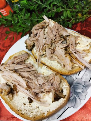 Zdjęcie - Szynka wieprzowa pieczona w naczyniu żaroodpornym - Przepisy kulinarne ze zdjęciami