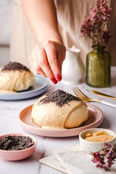 Zdjęcie - Germknödel – austriackie buchty na parze z powidłami i sosem waniliowym - Przepisy kulinarne ze zdjęciami