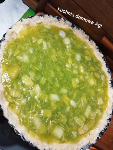 Zdjęcie - Tarta na kruszonce z rabarbarem i galaretkami - Przepisy kulinarne ze zdjęciami