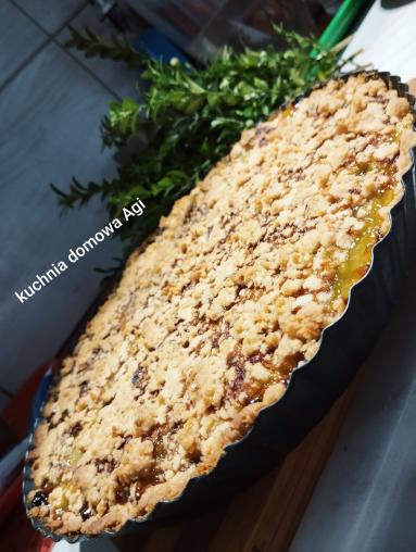 Zdjęcie - Tarta na kruszonce z rabarbarem i galaretkami - Przepisy kulinarne ze zdjęciami