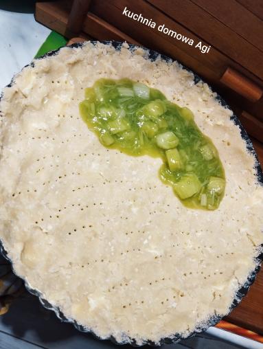 Zdjęcie - Tarta na kruszonce z rabarbarem i galaretkami - Przepisy kulinarne ze zdjęciami