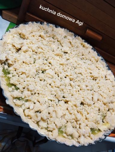 Zdjęcie - Tarta na kruszonce z rabarbarem i galaretkami - Przepisy kulinarne ze zdjęciami
