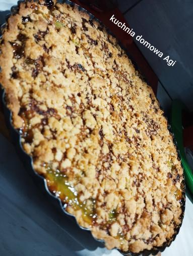 Zdjęcie - Tarta na kruszonce z rabarbarem i galaretkami - Przepisy kulinarne ze zdjęciami