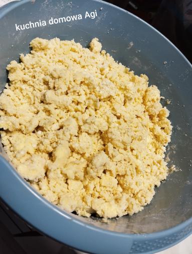 Zdjęcie - Tarta na kruszonce z rabarbarem i galaretkami - Przepisy kulinarne ze zdjęciami
