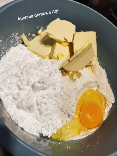 Zdjęcie - Tarta na kruszonce z rabarbarem i galaretkami - Przepisy kulinarne ze zdjęciami