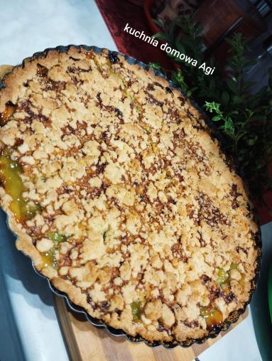 Zdjęcie - Tarta na kruszonce z rabarbarem i galaretkami - Przepisy kulinarne ze zdjęciami