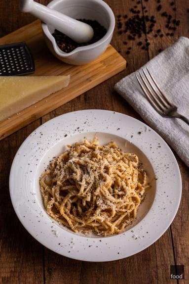 Zdjęcie - Cacio e pepe z domowym makaronem tonnarelli - Przepisy kulinarne ze zdjęciami