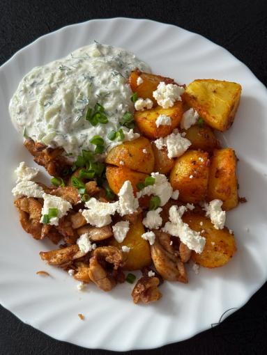 Zdjęcie - Pieczone ziemniaczki z kurczakiem gyros i tzatzikami - Przepisy kulinarne ze zdjęciami