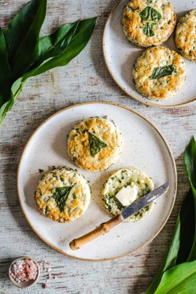 Zdjęcie - Scones z czosnkiem niedźwiedzim i fetą - Przepisy kulinarne ze zdjęciami