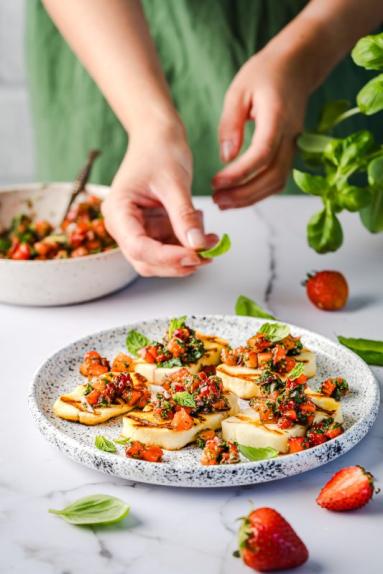 Zdjęcie - Halloumi z salsą truskawkowo – ziołową - Przepisy kulinarne ze zdjęciami